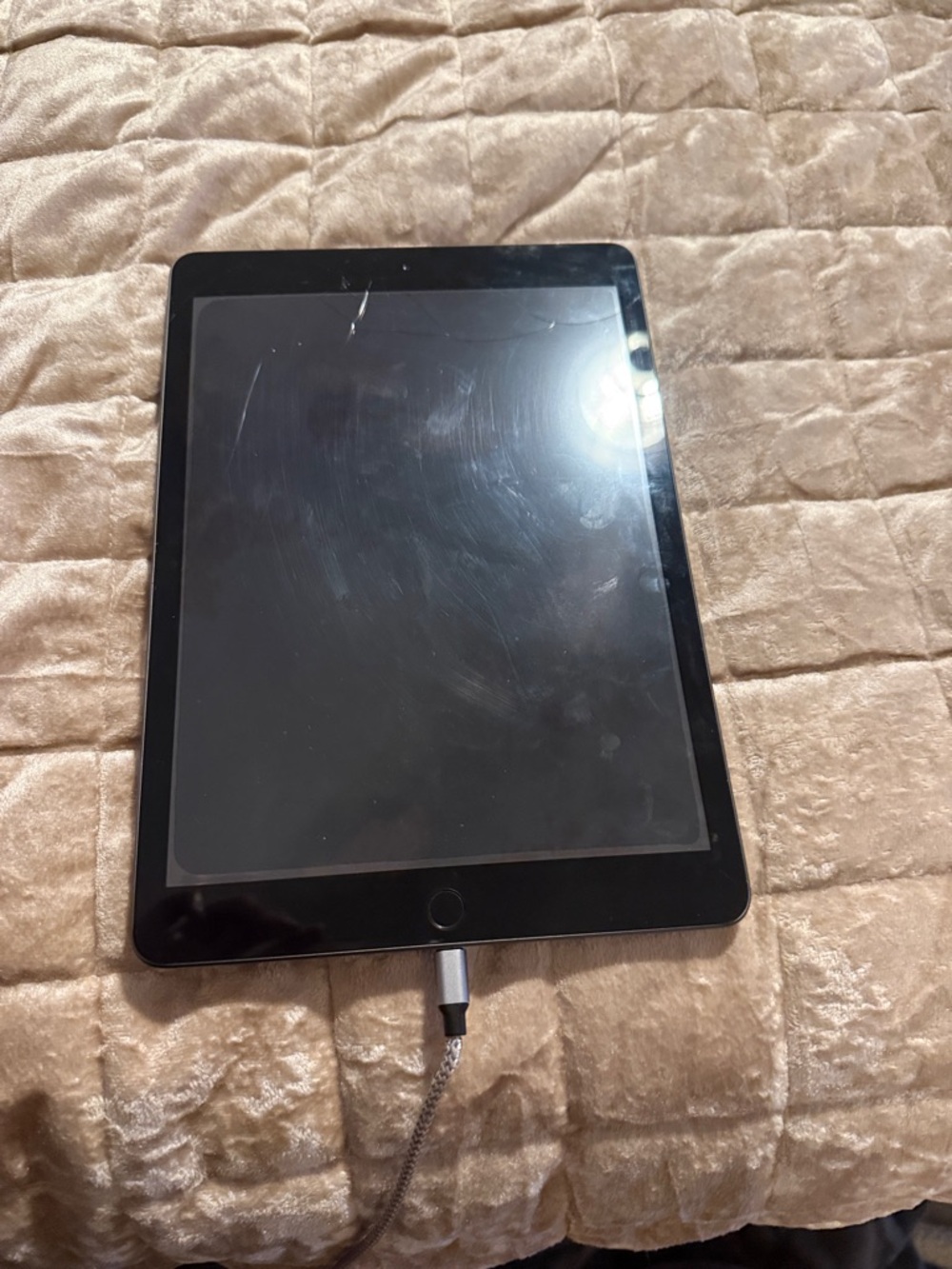 Ipad 7th generation (broken screen with wear on the back)